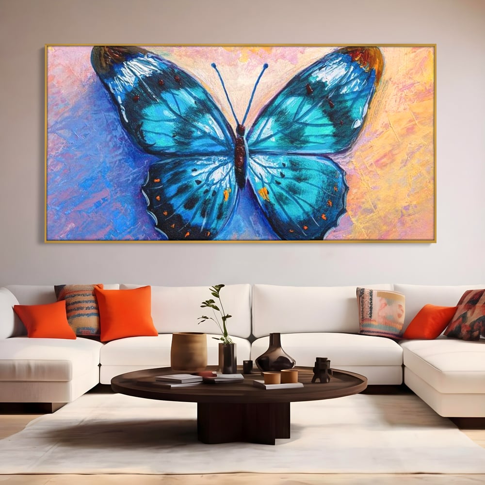 Tablou canvas cu tablou canvas cu fluture albastru, in rama de aluminiu auriu, pe perete intr-un living